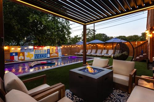 Luxury Downtown Retreat with Pool and Hot Tub, 6Bdr