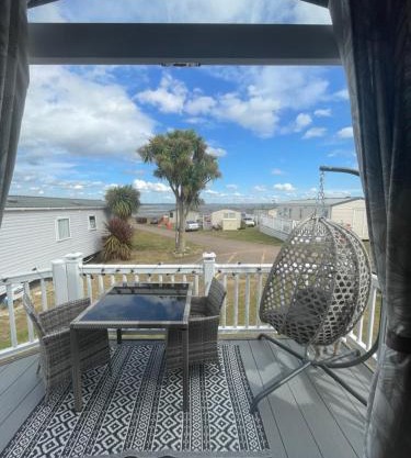 Luxury family Caravan with decking and a sea view at Kent coast sleeps 6