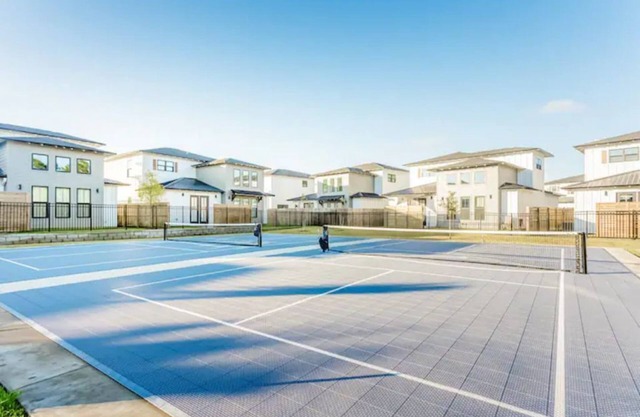 Luxury Family Home on Bay w/Pool 2 miles to Beach