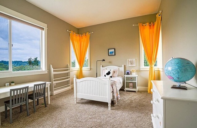 Luxury family home w/ great Sammamish Valley View