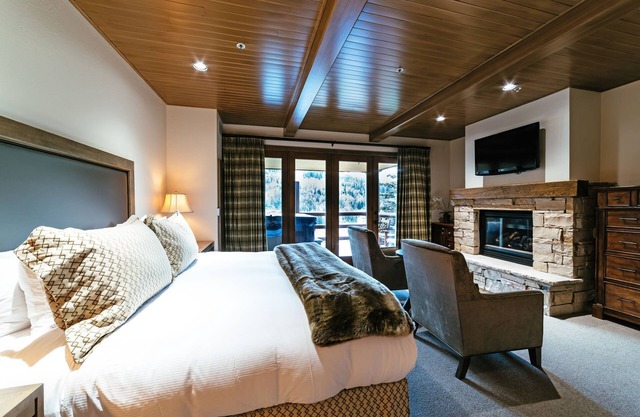 Luxury Four Bedroom Corner Suite with Hot Tub 4 Apartment Hotel by RedAwning