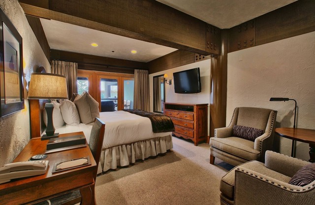 Luxury Four Bedroom Suite with Three Hot Tubs 4 Apartment Hotel by RedAwning