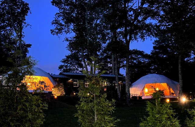 Luxury Geodome, Winery view,Hot tub, Kingsize Bed
