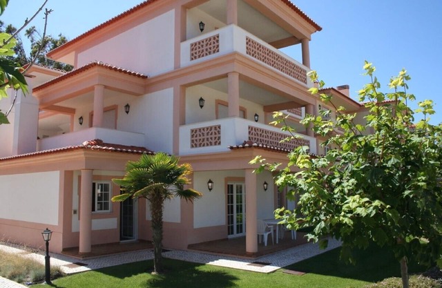 Luxury ground floor apartment w/garden in Praia del Rey only from €600 a week