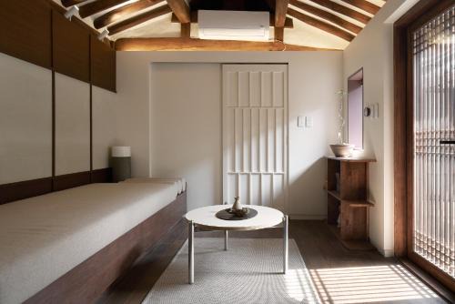Luxury Hanok Stay Elegance