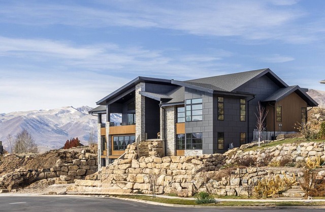 Luxury Heber Home- Minutes from Park City, Ski Slopes- Views, Sleeps 16