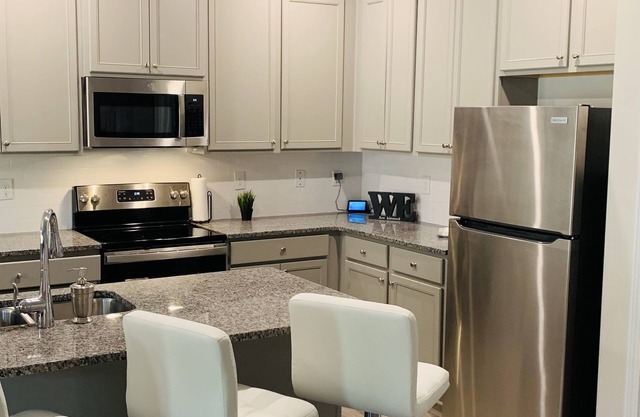 Luxury Hidden Escape minutes away from the airport !