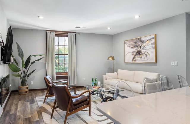 Luxury &Historic 2-Bed on King St, Walk Everywhere!