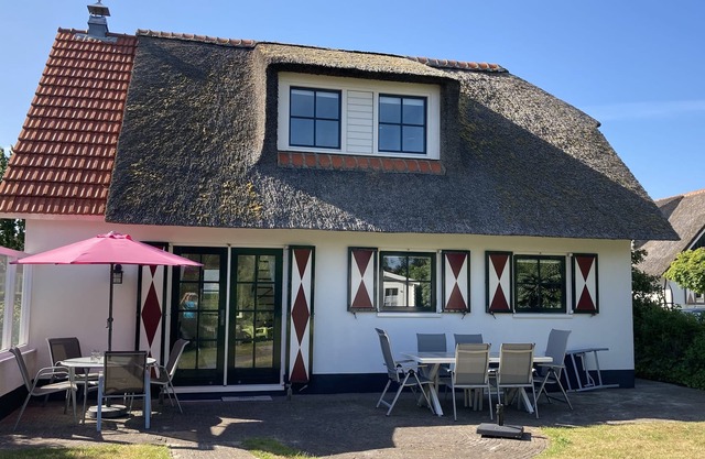 Luxury holiday villa on the water, 6 people, within walking distance of the beach and center