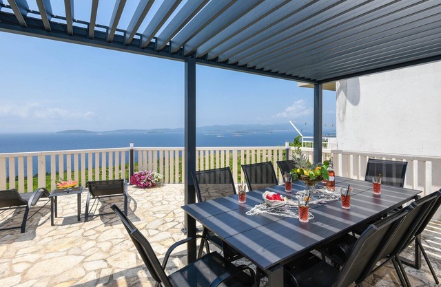 Luxury Holiday Villa with magnificent views!
