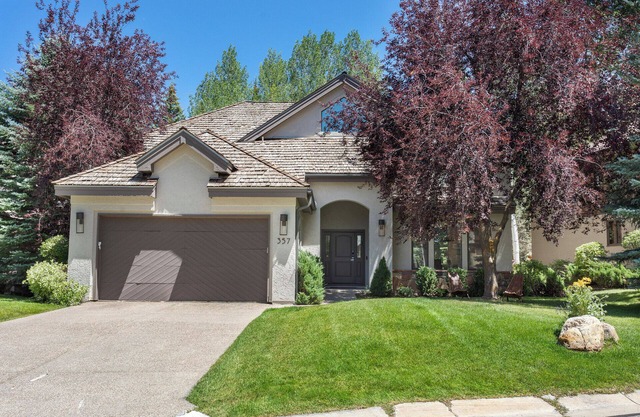 Luxury Home 300 Meters from Arrow Bahn Lift, 6-Bedrooms with 4 Kings + Game Room