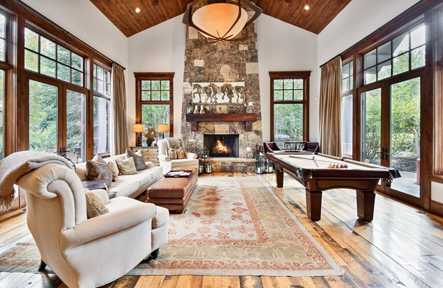 Luxury Home: Hot Tub, Chef's Kitchen, Pool Table, 5 Fireplaces, Near Canyons Village