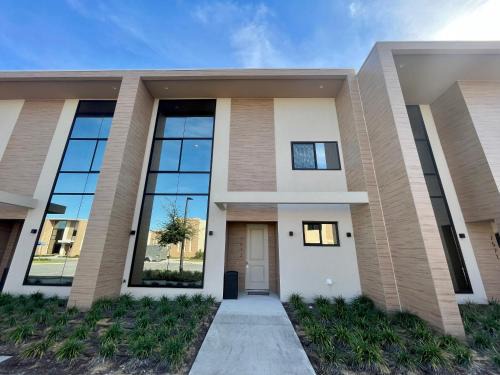 Luxury Home in Orlando with private Hot Tub - 7 Min from Disney Parks - 3 bedrooms and 4 bathrooms!