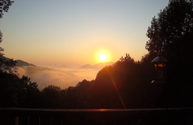 Luxury home no damage by storm,relaxing mountain vista with entire town open