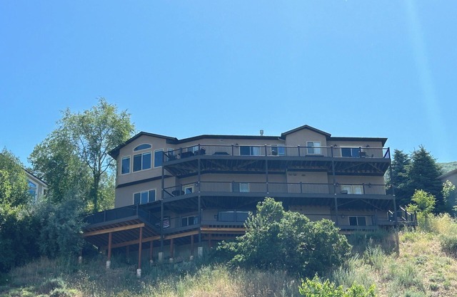 LUXURY HOME WITH AMAZING CITY/LAKE VIEWS, 3 LRG DECKS, & MINUTES TO SKI AREAS