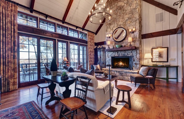 Luxury Home with Mountain View’s in Old Edwards Club