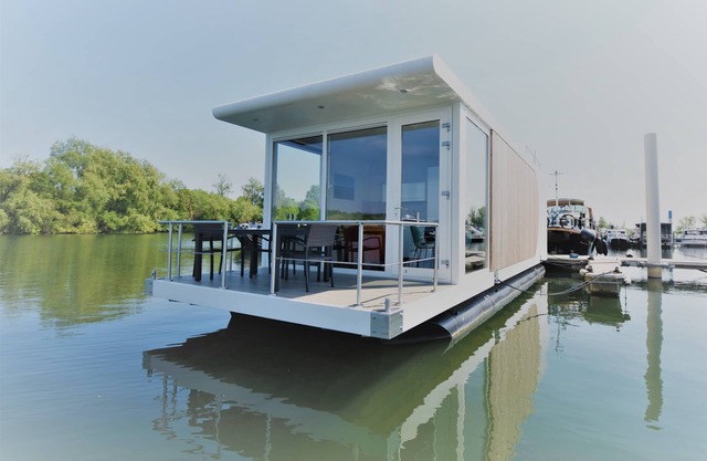 Luxury houseboat with panoramic view. Beautiful location and close to the city of Maastricht.