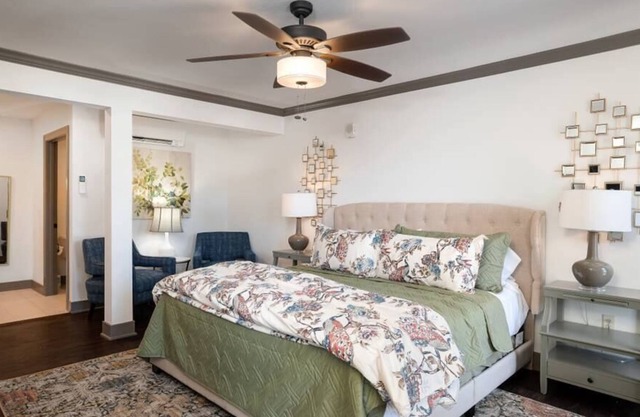 Luxury King Studio | ❤ of Parkville w/ Views+ Desk