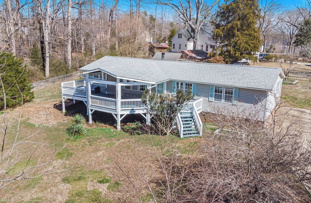 Luxury Lakeview 3BR w/Outdoor Deck, Basketball, Vinyls, Games in Lake Norman