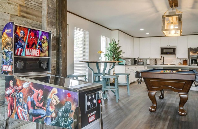 Luxury Lake Retreat! Kayaks, Hottub, Arcade, Pool table, Karaoke & MUCH more!