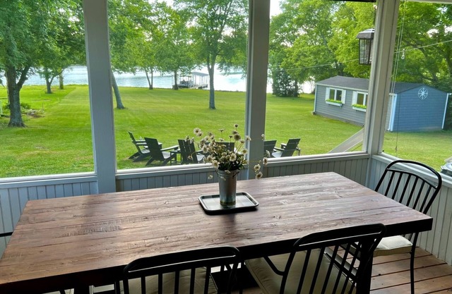 Luxury Lakefront 30 min to NashvillenKayaks-Firepit-BBQ-PingPong-Foosball