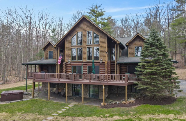 Luxury Lakefront Custom Log Home. Perfect for Ski Trips & Getaways!