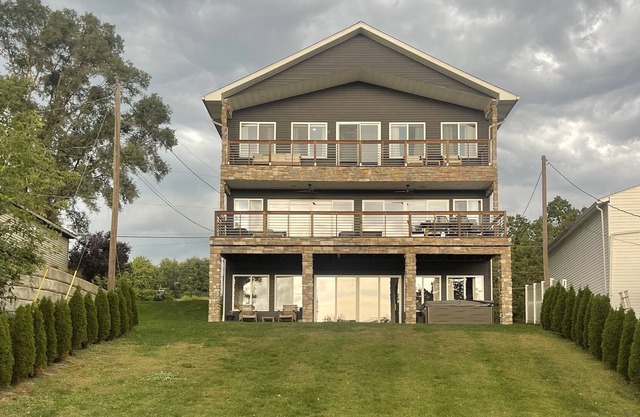 Luxury Lakefront Home! Great for entertaining!