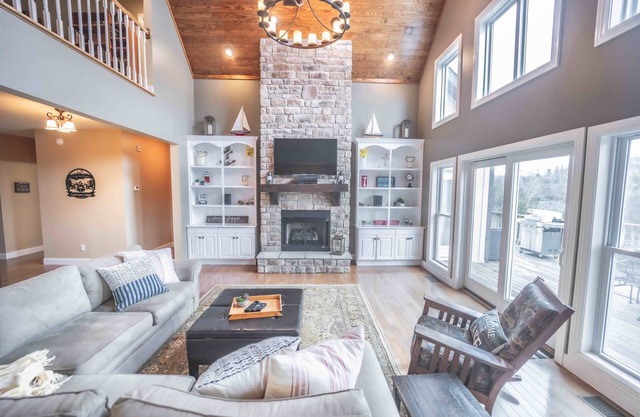 Luxury Lakefront, Hot Tub, Firepit, 5bdrm, Game Room & Boat Rental-Sleeps16