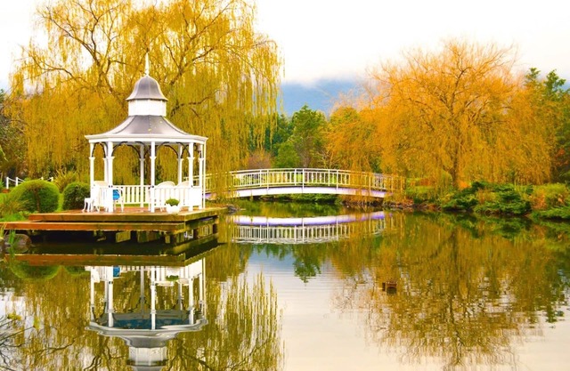 Luxury Lakeside Cottage B&B