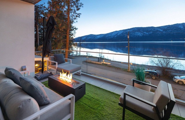 Luxury Lakeside Home with Hot Tub & Buoy-Multi-Family Large Groups