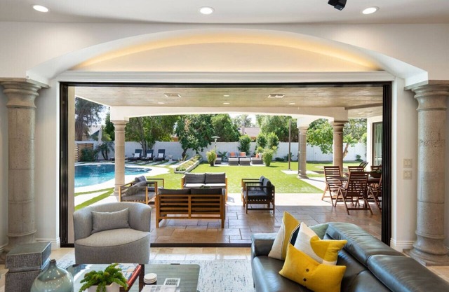 Luxury Living 12 min to Old Town Heated Pool.