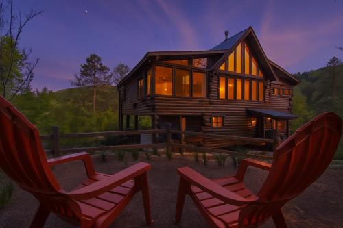Luxury Lodge and Resort- Hot Tub, Fire Pit, Game Room, Pets