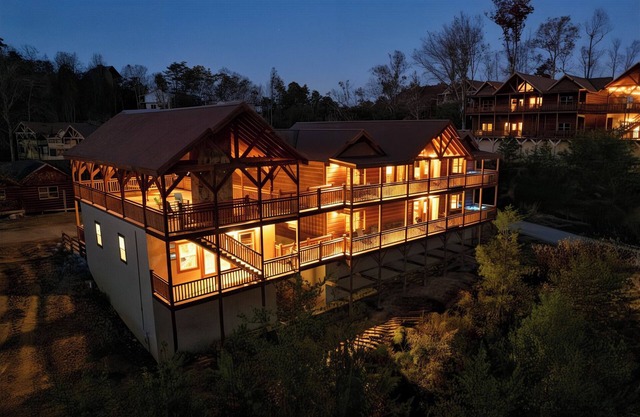 Luxury Lodge~Sleeps 22~Heated Pool~2 Hot Tubs~Game Room