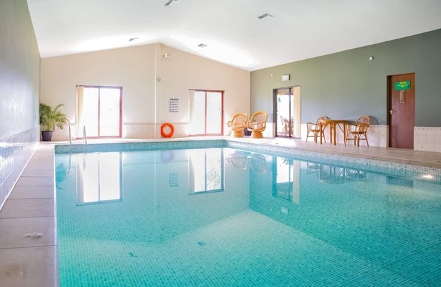 Luxury lodge with king-size bed with en suite shower.