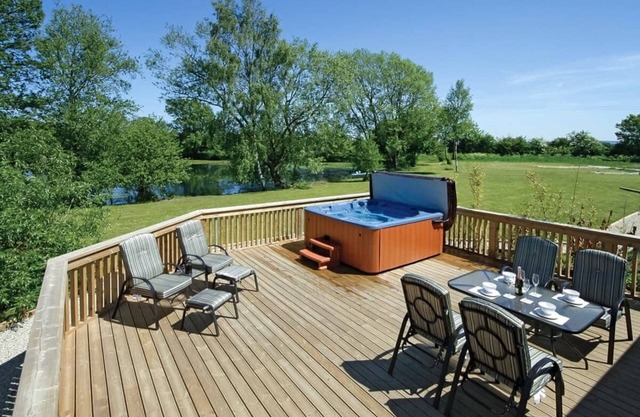Luxury lodge with one double and one twin.