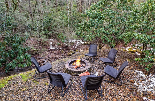 Luxury Log Cabin Hot Tub, fire pit, mountain stream, all king suite on 2 acres