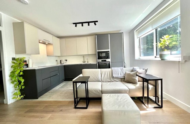 Luxury London Apartment With Covered Parking