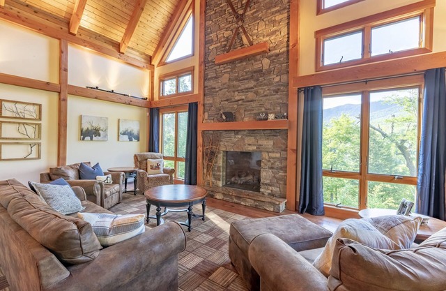 Luxury Loon Mtn Home Sleeps 16 with pool/gym access