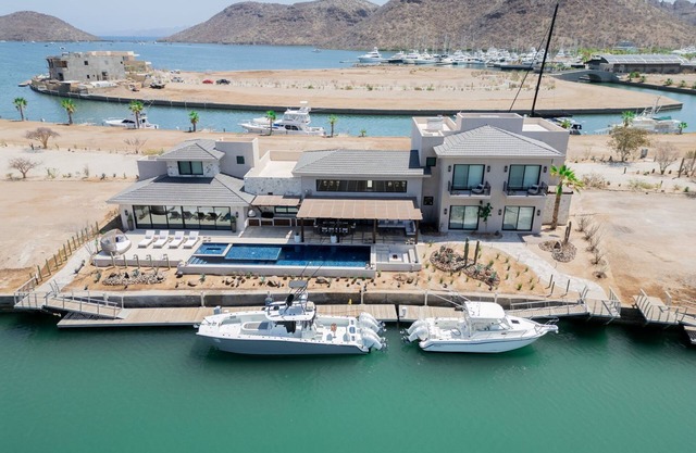 Luxury Loreto Villa - 6bdr - Waterfront - 150ft Private Dock - Gated Security