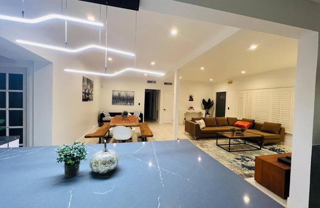 Luxury Miami Retreat 3 Beds2 Bath On Land!