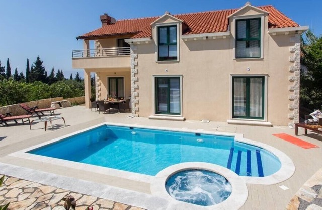 Luxury Mlini Apartment | Villa Avoca | 4 Bedrooms | 2 Balconies and Swimming Pool | Sea Views