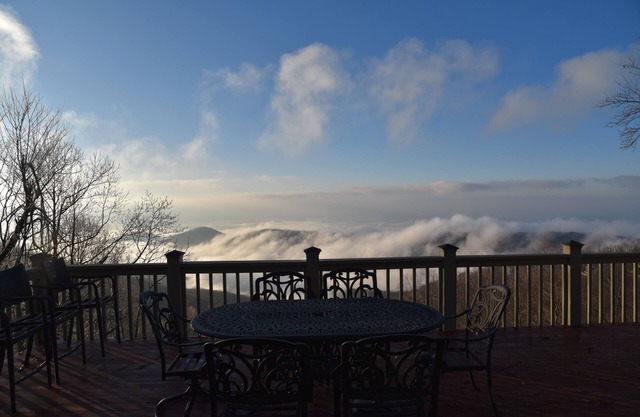 Luxury Mountain Escape Golf Hiking Waterfalls 3BR Cabin w/Hot Tub,