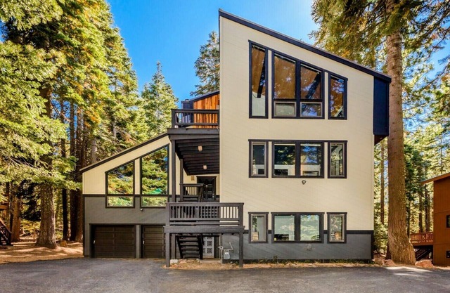 Luxury Mtn Home - Hot Tub, Pool Table, Pool, Gym