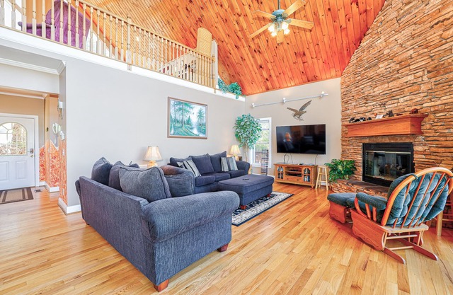 Luxury Mtn View Chalet - Spacious Executive Chalet with Mega Mountain Views
