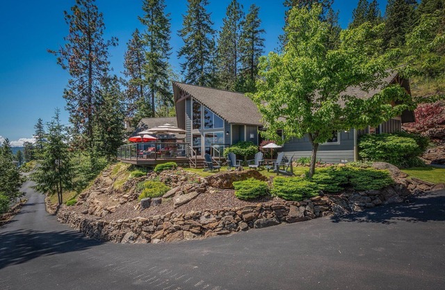 Luxury Oasis w Panoramic Lake Views, Lg Deck & Spa
