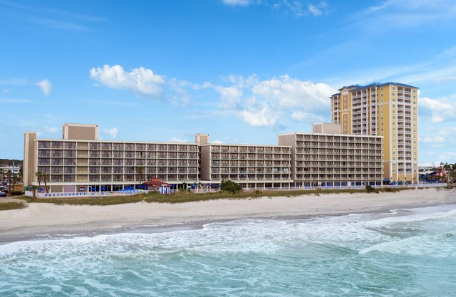Luxury Ocean Escape: 2-Bedroom Apartment/Resort with Jacuzzi & Amenities