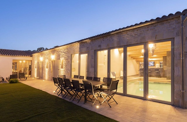 Luxury oleronnaise farmhouse at the foot of the vines with private enclosed swimming pool