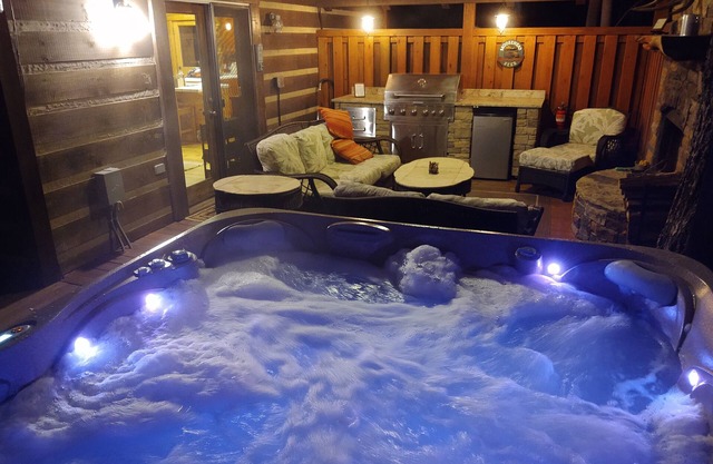 Luxury Outdoor LR & BBQ, Mtn Top retreat- MOOSEMAC - 7 person hot tub & more!