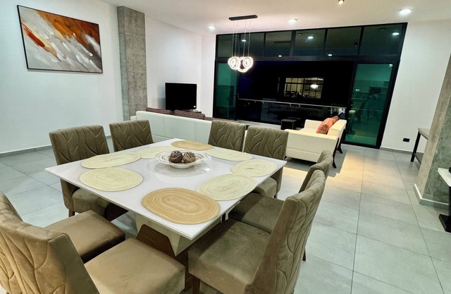 Luxury Penthouse heart of the city, 3 bedroom, 3 bathroom, pool, gym, 10 person