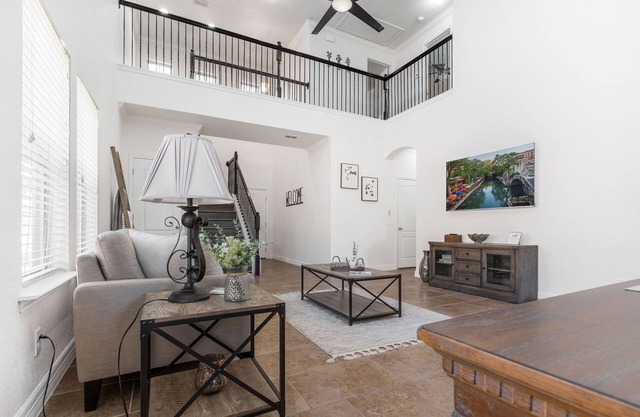 Luxury Pet Friendly 4 bdrm San Antonio home,between SeaWorld-Lackland AFB